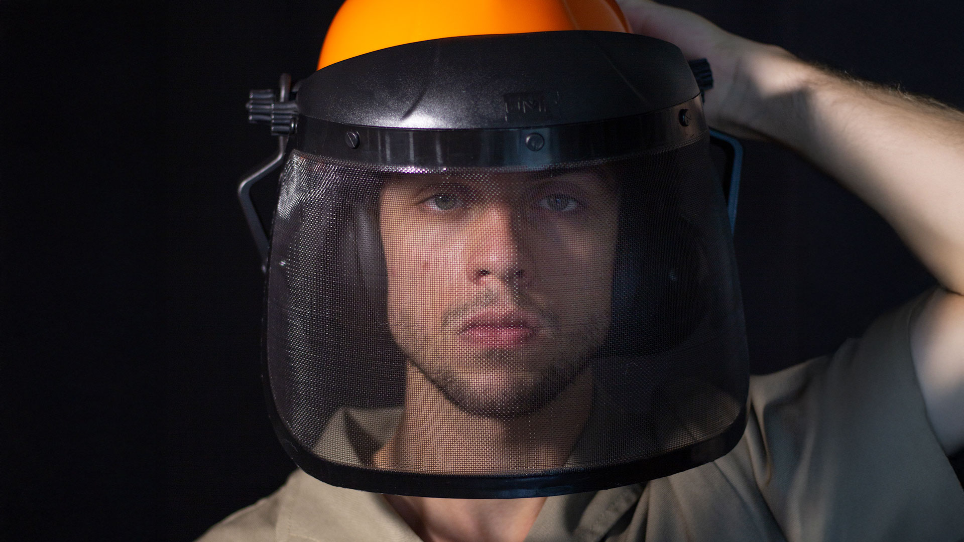 Entenda o que é o protetor facial, porque usá‑lo corretamente, onde ele é obrigatório e como escolher o modelo ideal para sua segurança.